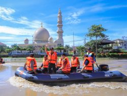 Bakri Siddiq Butuh Waktu 1,5 Jam Naik Perahu Karet Susuri Krueng Aceh