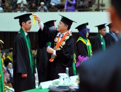 Mengapa Tali Toga Dipindahkan ke Kanan Saat Wisuda?