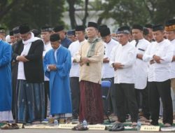 Penjabat Gubernur dan Sekda Aceh Shalat Ied di Blang Padang