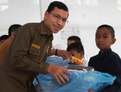 Farid Nyak Umar Serahkan Perlengkapan Sekolah untuk Anak Yatim