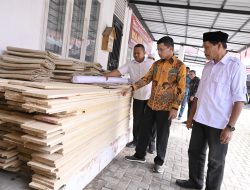 Farid Nyak Umar Serahkan Perlengkapan Fardhu Kifayah untuk Gampong Beurawe