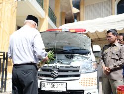 Ketua DPRK Serahkan Ambulans untuk Masyarakat Gampong Laksana