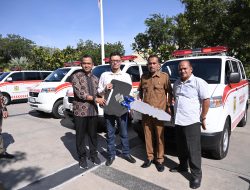 Musriadi Serahkan Mobil Ambulance untuk Gampong Pango Deah