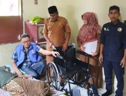 Anggota DPRK Musriadi Salurkan Kursi Roda untuk warga Ulee Kareng