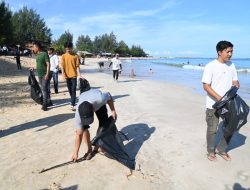 Aksi Pungut Sampah di Pantai Lampuuk Supaya Warga Sadar