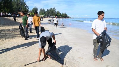 Aksi Pungut Sampah di Pantai Lampuuk Supaya Warga Sadar