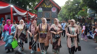 Istri Pejabat Dukung Langsung Kontingen Aceh pada Acara Dekranas di Solo