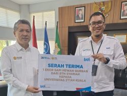 Mahasiswa Kurang Mampu USK Terima Hewan Qurban dari BTN Syariah