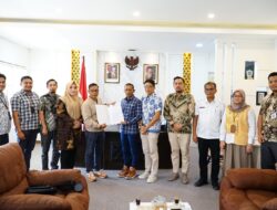 KIP Serahkan Hasil Penetapan Gubernur Terpilih Pada Ketua DPR Aceh