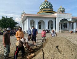 Anggota DPRK Banda Aceh Percantik Masjid Babunnajah Bersama Warga