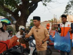 Farid Nyak Umar dan Kader PKS Banda Aceh Bagikan Takjil On The Road