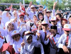 Senyum Ceria Siswa SD 20 Sambut Illiza Launching Dokter Saweu Sikula