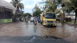 Warga Kecewa Jalan Rusak Dibiarkan, Desak Pemerintah Bangun Drainase