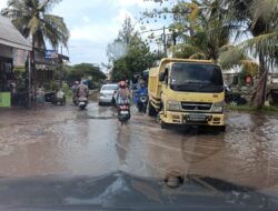 Warga Kecewa Jalan Rusak Dibiarkan, Desak Pemerintah Bangun Drainase