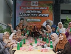 Ibu-Ibu PKK Kuta Alam Dilatih Bikin Sabun Cuci Piring