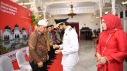 Gubernur Aceh Serahkan Cendera Mata pada Keluarga Pahlawan