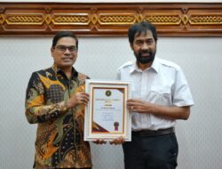 Gubernur Aceh Terima Penghargaan Tokoh Perdamaian dari UIN Ar-Raniry