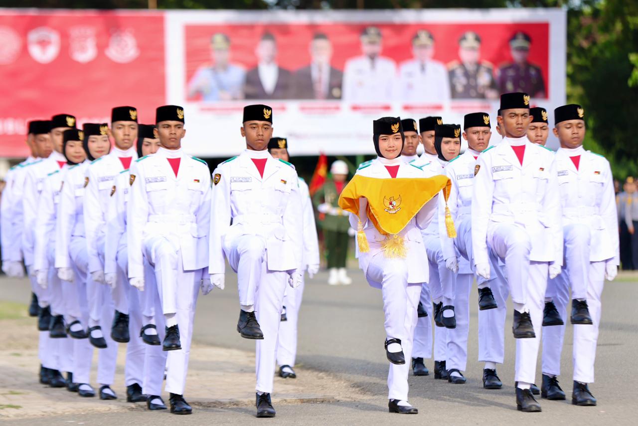 Siswi SMAN 1 Lhokseumawe Syifa Sabrina dipercaya sebagai pembawa bendera | Foto Humas