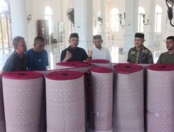 Daniel Abdul Wahab Bantu Ambal Sajadah untuk Masjid Lamjabat