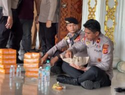 Kapolda Aceh Duduk dan Makan Bersama Personel Jelang Aksi Demo
