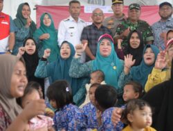 Ketua PKK Aceh Bagi Makanan Bergizi di Gampong Lambaro Neujid