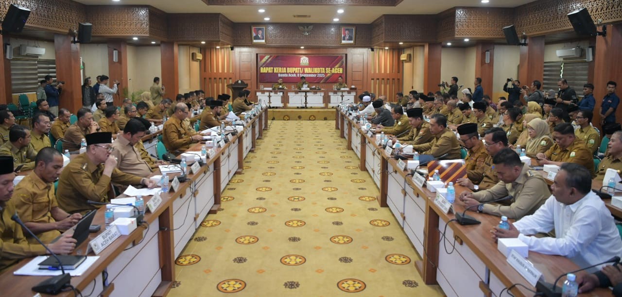 Gubernur Aceh, Muzakir Manaf (Mualem), secara resmi membuka sekaligus memimpin Rapat Kerja Bupati dan Wali Kota se-Aceh tahun 2025 yang berlangsung di Gedung Serbaguna Setda Aceh, Senin (8/9/2025).