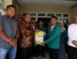 Polda Aceh Bagikan Bantuan Beras ke Mahasiswa di Darussalam
