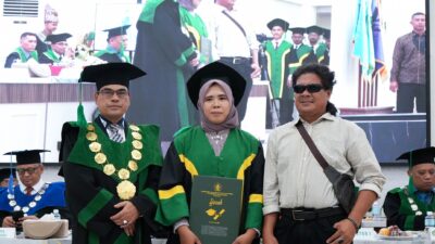 Ikut Wisuda Sarjana Putrinya, Ayah Tunanetra Penuh Bahagia
