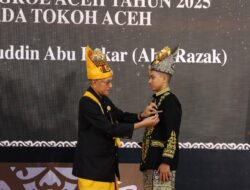 Almarhum Abu Razak Terima Gelar Perkasa Alam dari Wali Nanggroe