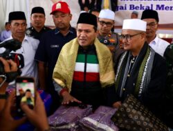 Wagub Aceh Tunaikan Janji, Serahkan Bantuan ke Dayah Babussalam