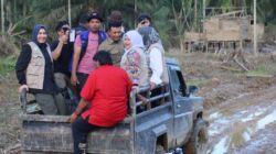 Duet Isti Gubernur dan Wagub Antar Bantuan Masa Panik ke Blang Seunong