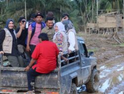 Duet Isti Gubernur dan Wagub Antar Bantuan Masa Panik ke Blang Seunong