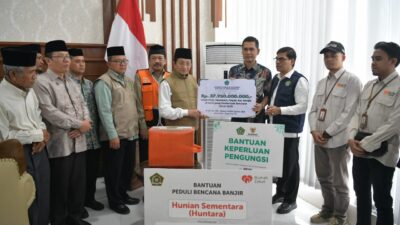 Menag Serahkan Bantuan Rp37,9 Miliar untuk Korban Bencana
