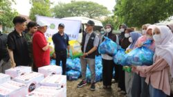 Warga Terdampak Banjir Terima Bantuan Sembako UIN Ar-Raniry