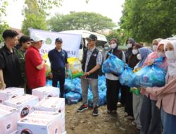Warga Terdampak Banjir Terima Bantuan Sembako UIN Ar-Raniry