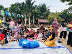 Dokter Putri Satria Salurkan Donasi Serta Hibur Anak-anak Korban Banjir Pidie Jaya