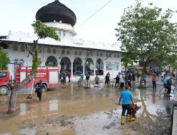 Mahasiswa Bersihkan Masjid dan Beri Bantuan untuk Warga Pidie Jaya