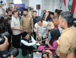 Mensos dan Mendagri Serahkan Bantuan Korban Bencana di Aceh Timur