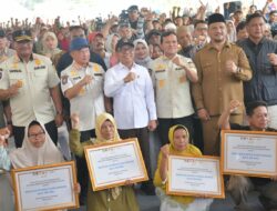 Menko PMK dan Mendagri Serahkan Bantuan di Aceh Tamiang