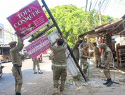 Satpol PP Aceh Besar Tertibkan Kanopi Pedagang yang Menjorok ke Jalan