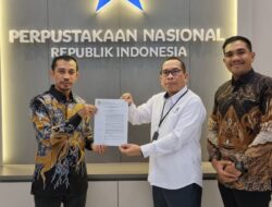Ketua Umum Serahkan SK Kepengurusan IPI Aceh