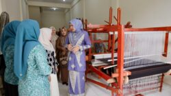 Kak Na Dorong Generasi Muda Lestarikan Tenun dan Songket Aceh
