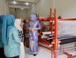 Kak Na Dorong Generasi Muda Lestarikan Tenun dan Songket Aceh