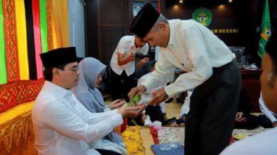Peusijuek Rektor UIN Ar-Raniry, Yusni Saby Ingatkan Amanah