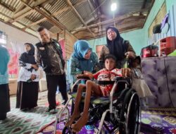 Sultan Al Vayar Terima Kursi Roda dan Perlengkapan Sekolah