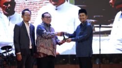 Fadhlullah Terima Awards sebagai Tokoh Penguat Ekonomi Syariah