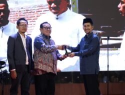 Fadhlullah Terima Awards sebagai Tokoh Penguat Ekonomi Syariah