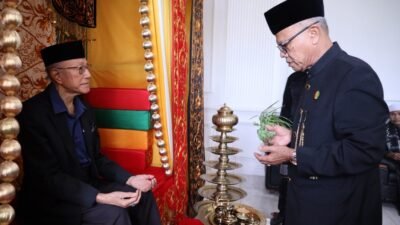Kembali dari Berobat di Malaysia, Wali Nanggroe Aceh Dipeusijuek