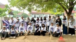 Mahasiswa UIN Ar-Raniry dan BPK Aceh Meuseuraya Rawat Makam Syiah Kuala