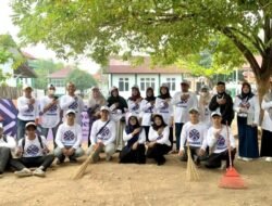 Mahasiswa UIN Ar-Raniry dan BPK Aceh Meuseuraya Rawat Makam Syiah Kuala